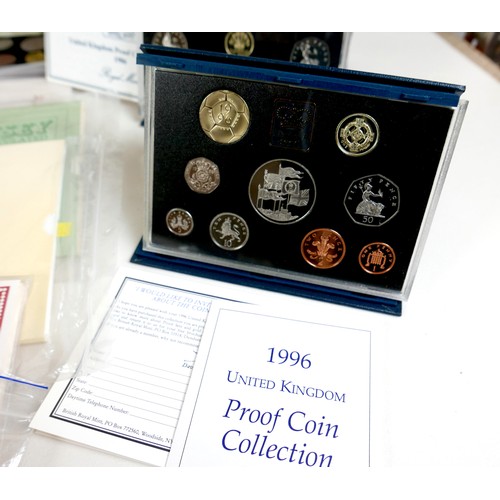 121 - A collection of UK coin sets, commemorative coins and assorted coins, and others, including two 1986... 