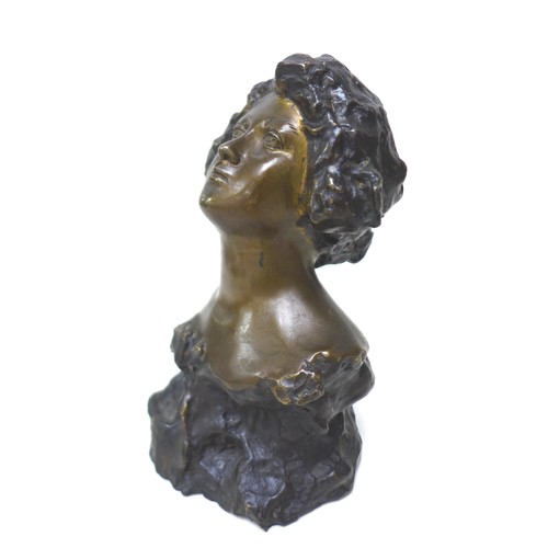 259 - Giuseppe Renda (Italian, 1859-1939): a bronze head and shoulder bust of a lady, signed 'Renda' in th... 