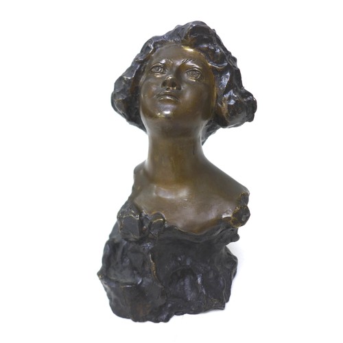 259 - Giuseppe Renda (Italian, 1859-1939): a bronze head and shoulder bust of a lady, signed 'Renda' in th... 