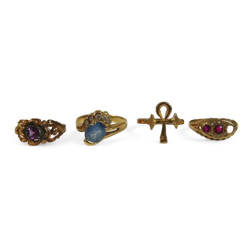 103 - A group of four 18ct yellow gold rings, one a/f missing a stone, ranging in size from K to T, total ... 