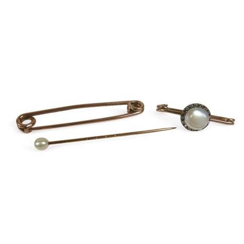 114 - A small group of jewellery, comprising a  gold moonstone and diamond brooch, a 9ct gold safety pin a... 