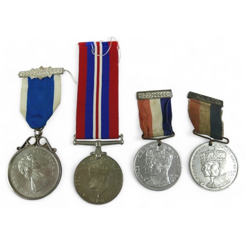 324 - Two WWll family medal groups Glider Pilot Regiment group to TPR C.GEEVES No 5830564 and his brother ... 