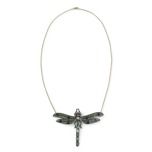 149 - A diamond, sapphire, ruby and aquamarine necklace, formed as a dragonfly, on trace link gold chain, ... 