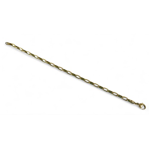 113 - A 9ct gold oval link bracelet with lobster clasp, 9.4g.