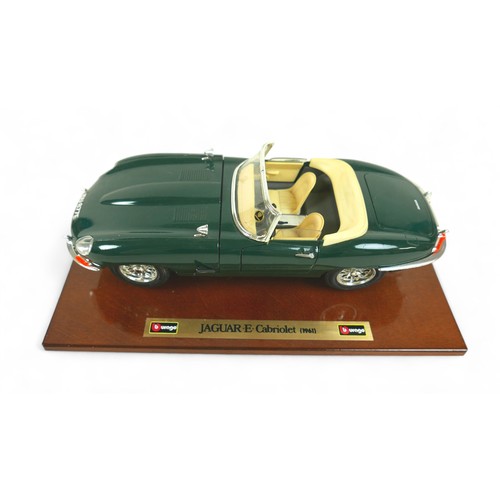 326 - A Bburago scale model car, Jaguar 'E' Cabriolet (1961), model 3516, in green with cream interior and... 