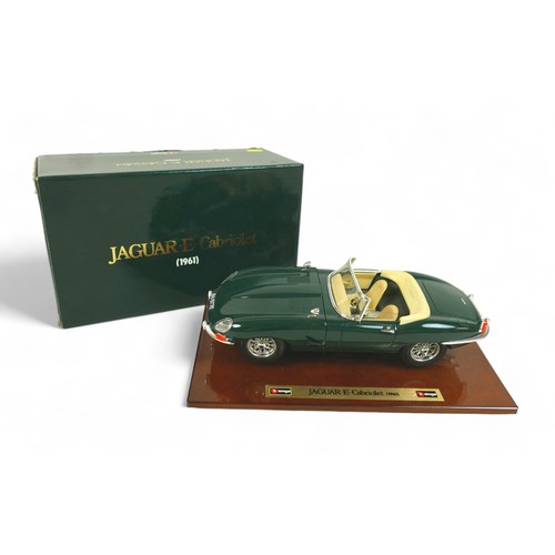 326 - A Bburago scale model car, Jaguar 'E' Cabriolet (1961), model 3516, in green with cream interior and... 