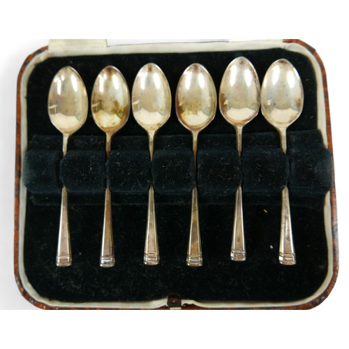 5 - A cased set of six George VI silver teaspoons, H Samuel Ltd, Sheffield 1939, 1.47toz, 9.5cm long, to... 