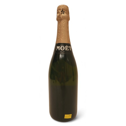 359 - Two bottles of Moet & Chandon champagne, comprising one Premiere Cuvee and one Brut Imperial. (2)