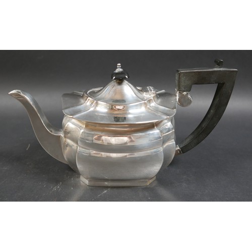 35 - A George V three piece silver tea set, Viner's Ltd, Sheffield 1933, total weight 46.5toz. (3)