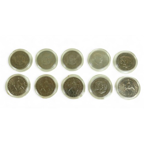 61 - A group of coins, including coin covers and commemorative crowns. (1 bag)