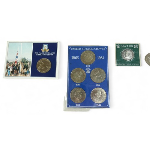 61 - A group of coins, including coin covers and commemorative crowns. (1 bag)