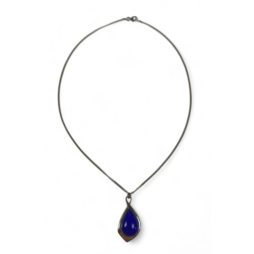 140 - An 18ct white gold and lapis lazuli pendant and chain, the teardrop cabochon blue central stone rppo... 