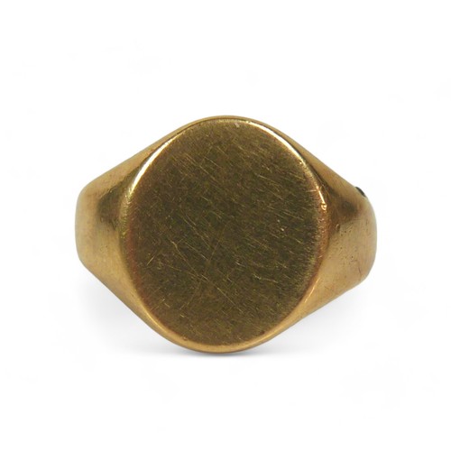 50 - A 9ct gold signet ring, size O/P, 9.3g,