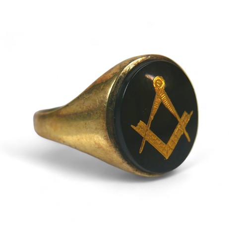 77 - A yellow metal gold Masonic signet ring, size S, 4.8g.