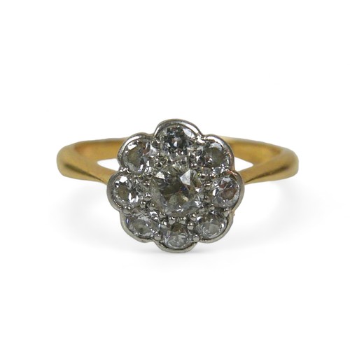 92 - An 18ct gold diamond daisy ring, the central round cut diamond 3mm diameter, surrounded by eight sma... 