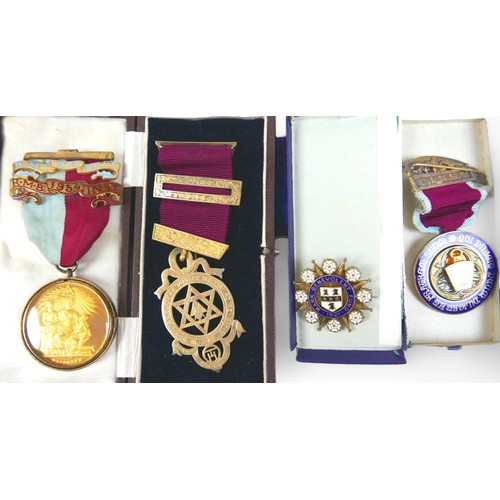 126 - A collection of Masonic silver gilt, gilt metal base metal jewels, badges including a Peace 1919 med... 