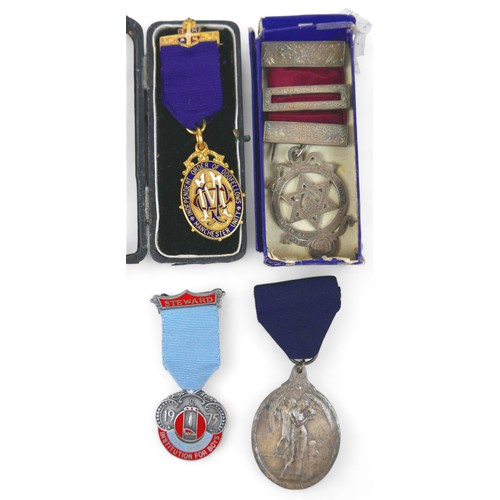 126 - A collection of Masonic silver gilt, gilt metal base metal jewels, badges including a Peace 1919 med... 