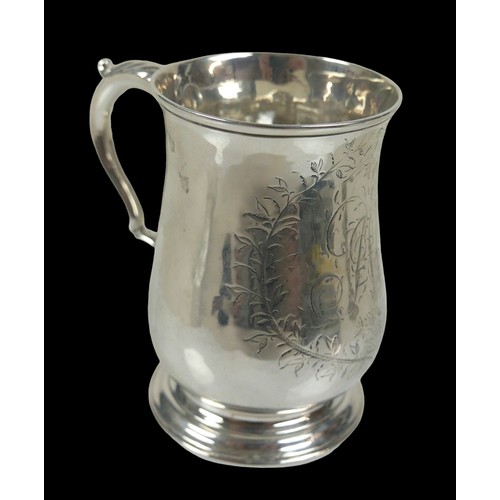 23 - A George III silver tankard, marks rubbed, possibly William Cripps, London, 9.5cm high, 5.34toz.