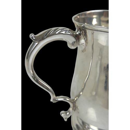 23 - A George III silver tankard, marks rubbed, possibly William Cripps, London, 9.5cm high, 5.34toz.