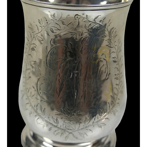 23 - A George III silver tankard, marks rubbed, possibly William Cripps, London, 9.5cm high, 5.34toz.