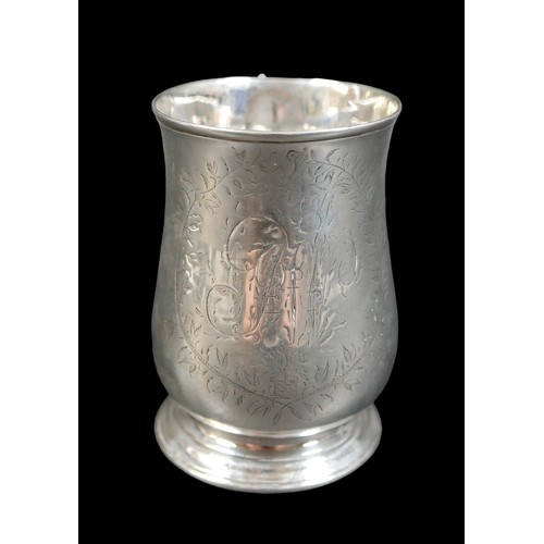 23 - A George III silver tankard, marks rubbed, possibly William Cripps, London, 9.5cm high, 5.34toz.