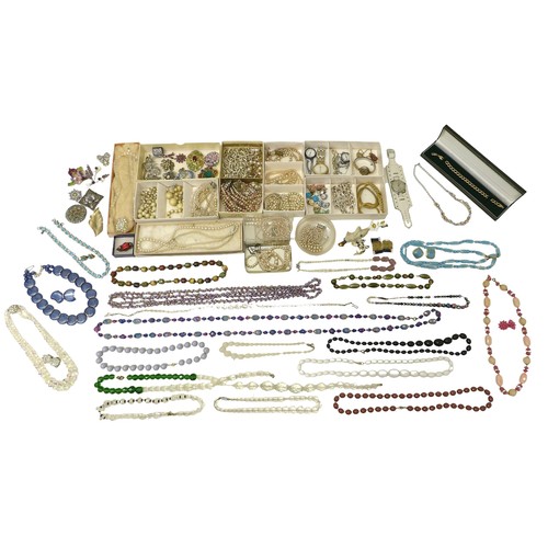 68 - A collection of costume jewellery, comprising brooches and necklaces. (1 box)