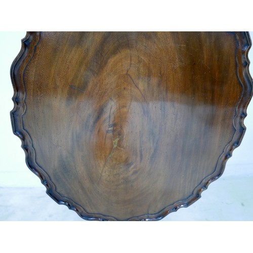 531 - A George III mahogany pie crust tilt top table, oval surface raised on a single column, cabriole leg... 