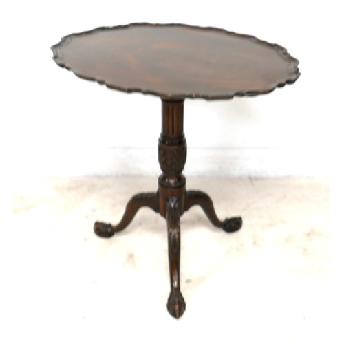 531 - A George III mahogany pie crust tilt top table, oval surface raised on a single column, cabriole leg... 