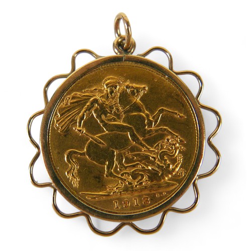 58 - A George V gold sovereign, 1913, set in a 9ct gold mount with pendant loop, 8.9g overall.