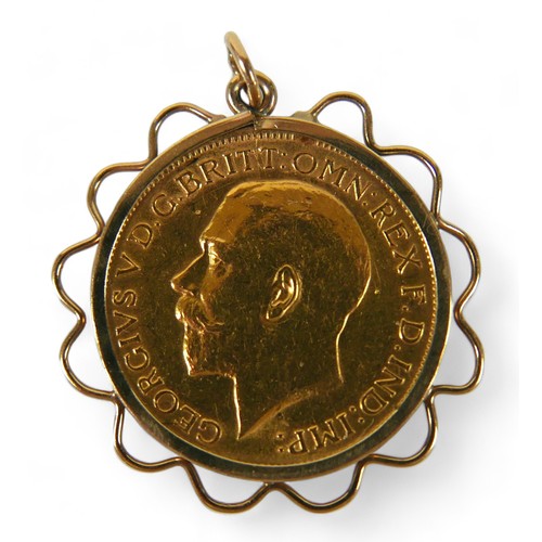 58 - A George V gold sovereign, 1913, set in a 9ct gold mount with pendant loop, 8.9g overall.