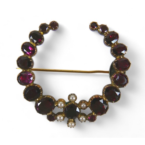 95 - A 9ct gold and garnet bracelet, set with sixteen oval garnets, marked 9k, each stone 8 by 5mm, 10.3g... 