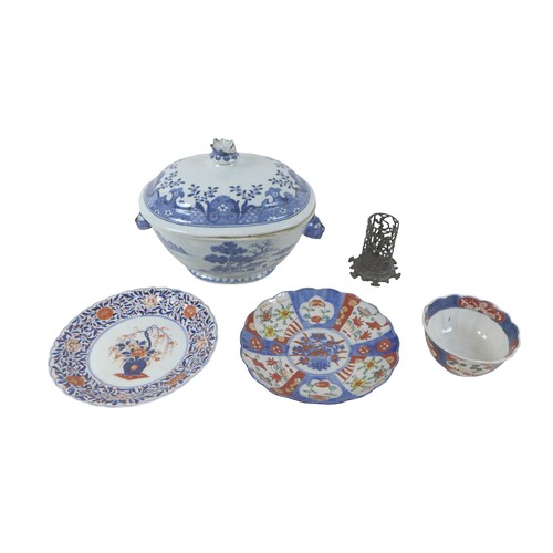 107 - A 19th century Chinese blue and white lidded tureen, two dishes, a bowl and a bronze bottle holder, ... 