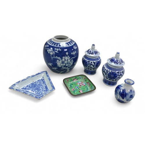 102 - A group of blue and white Oriental porcelain, comprising a pair of lidded pots, ginger jar, two vase... 