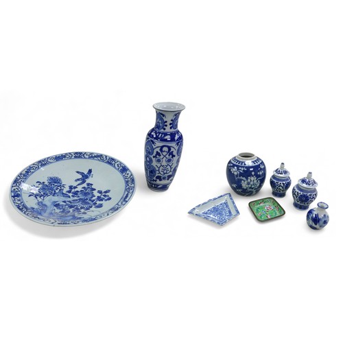 102 - A group of blue and white Oriental porcelain, comprising a pair of lidded pots, ginger jar, two vase... 