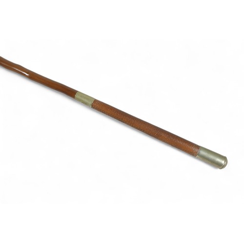 137 - A driving whip, with holly shaft and leather grip, 133.5cm long.