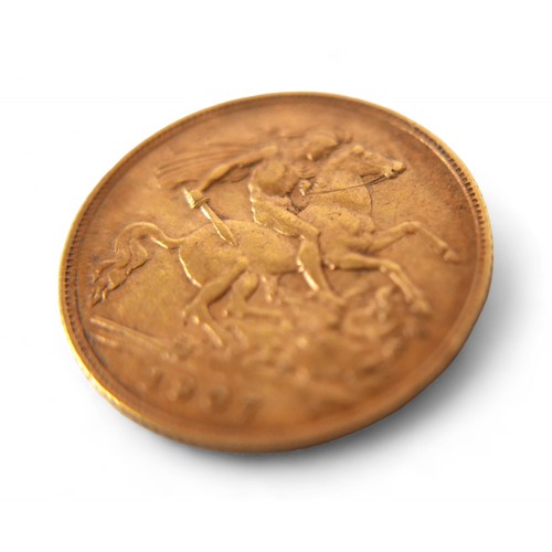 100 - An Edward VII gold half sovereign, 1907.