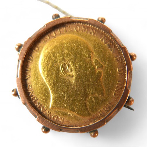 46 - A 9ct yellow gold sovereign brooch, Edward VII, 1905, 10.7g.