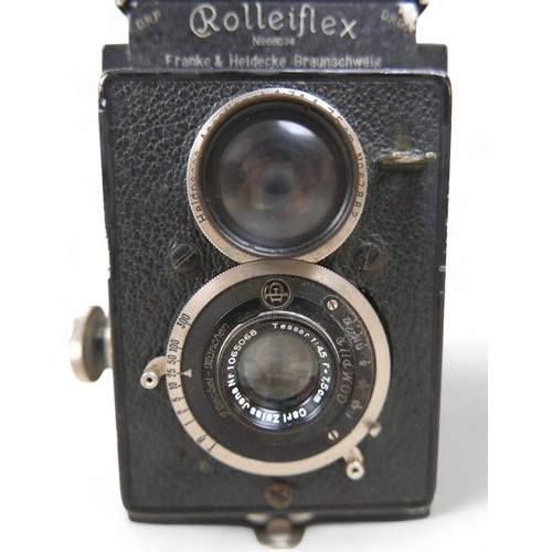 250 - A Rolleiflex camera no 68074.