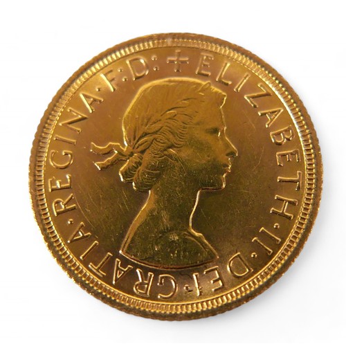 120 - An Elizabeth II gold sovereign, 1968.