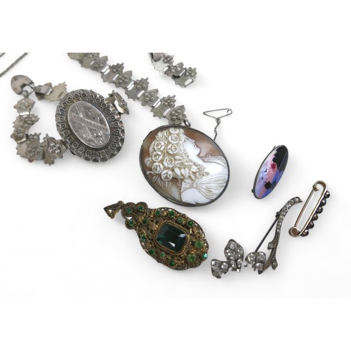 28 - A selection of silver and costume jewellery, including lockets and chains. (1 bag)