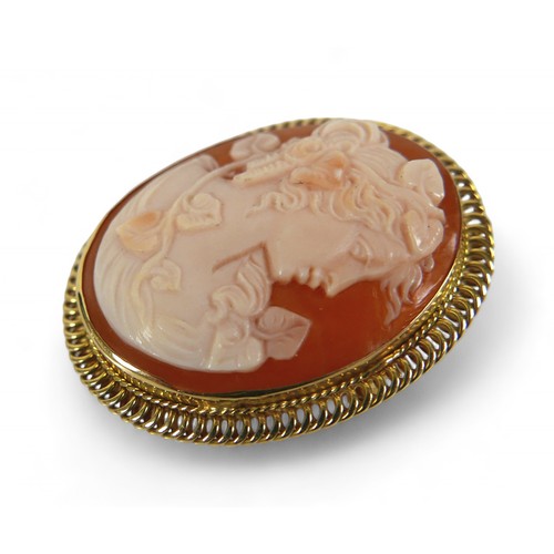 25 - An 18ct yellow gold cameo brooch, 28 by 10 by 35mm, 7.8g.