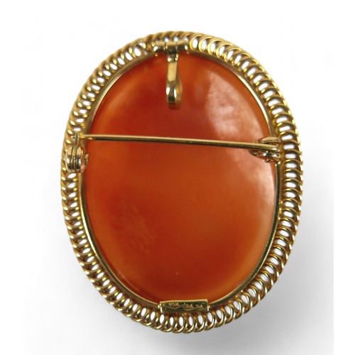 25 - An 18ct yellow gold cameo brooch, 28 by 10 by 35mm, 7.8g.