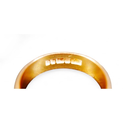 69 - A 22ct gold band, 4.1g.