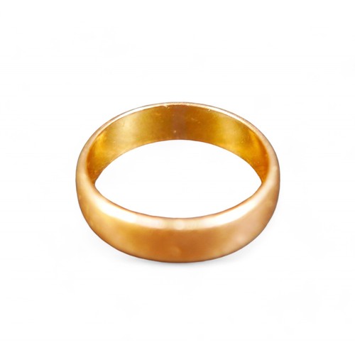 69 - A 22ct gold band, 4.1g.