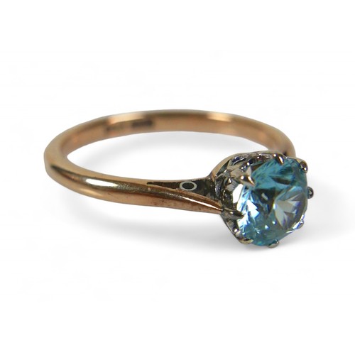 20 - A 9ct yellow gold single blue stone ring, ring size P, 2.3g.