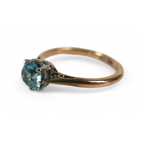 20 - A 9ct yellow gold single blue stone ring, ring size P, 2.3g.