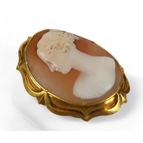 21 - A 19th century yellow metal cameo, 3.8 by 4.8cm, 20.4g