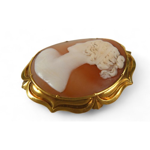 21 - A 19th century yellow metal cameo, 3.8 by 4.8cm, 20.4g