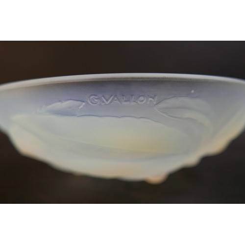 146 - A mixed group of glass and pottery, comprising a French Art Deco opalescent glass bowl with moulded ... 