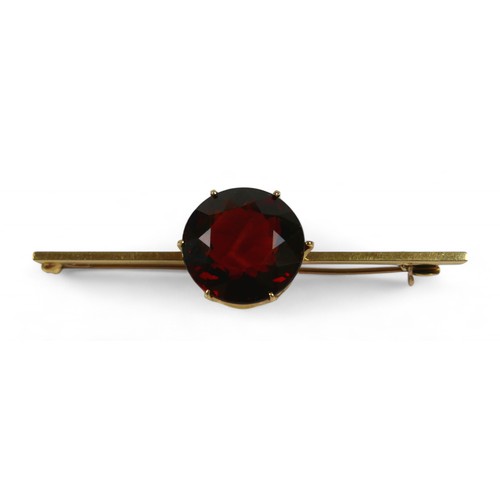 15 - A group of gold and yellow metal jewellery, comprising a 15ct gold and garnet style stone bar brooch... 